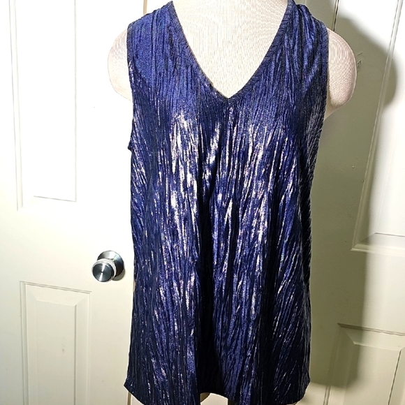 Susan Graver Elegant Blue Metalic Crinkle Scoop Tank Top. meduim - Picture 1 of 8